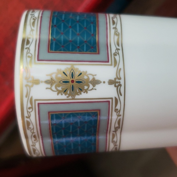 Mikasa Bone China Salt and Pepper shakers. Rue Royale - Picture 4 of 4